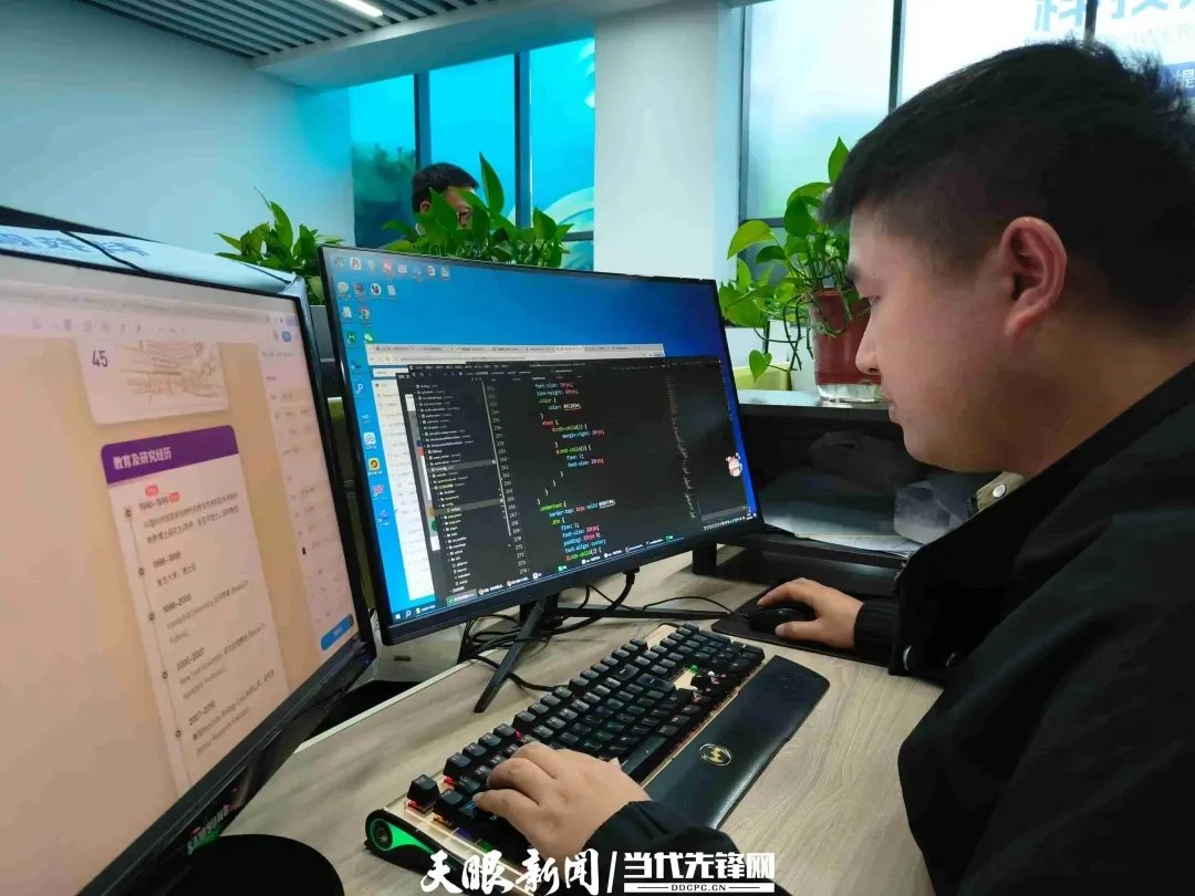 贵阳高新数通信息有限公司办公区，工作人员在电脑前工作